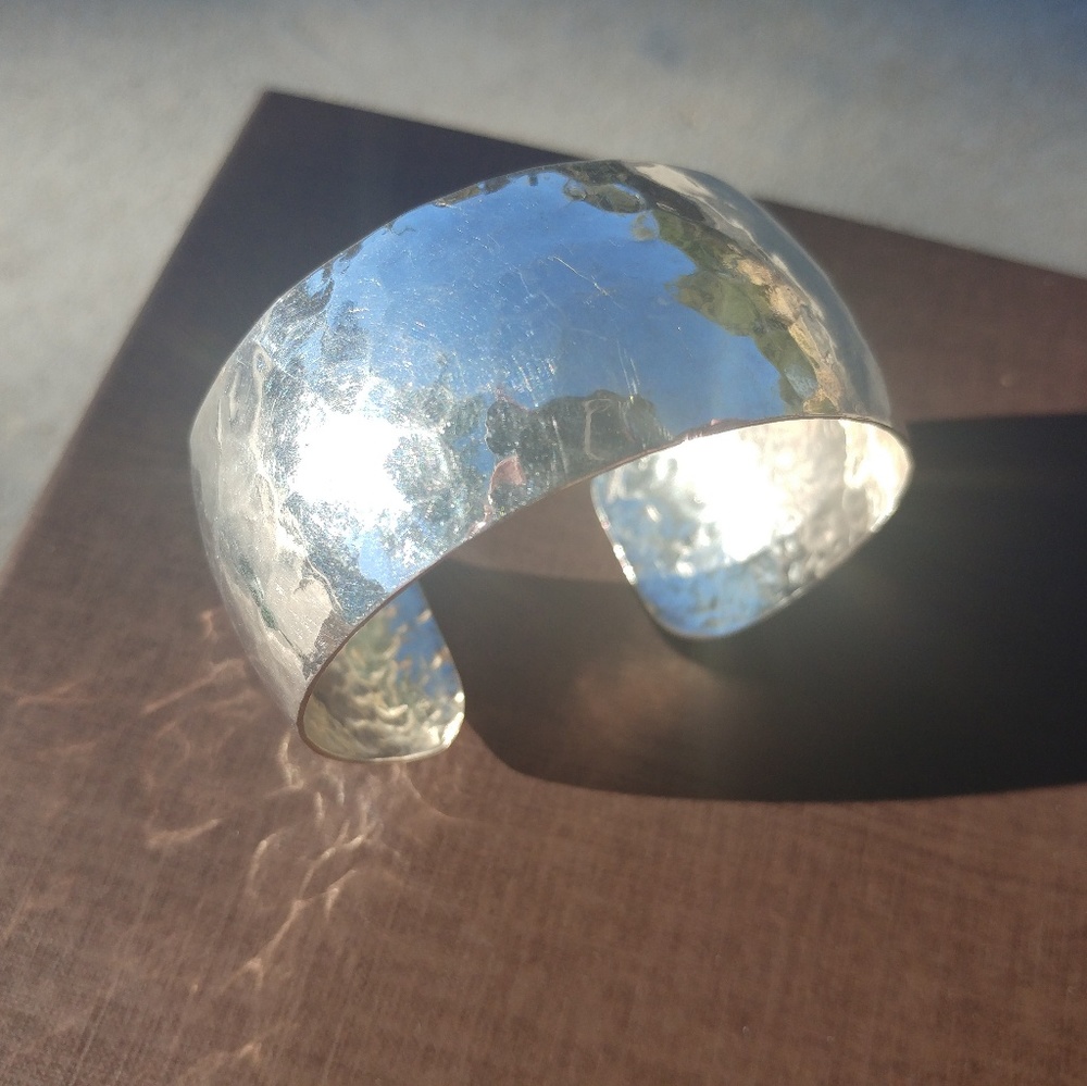 🌷 silver hammered style cuff 🌷